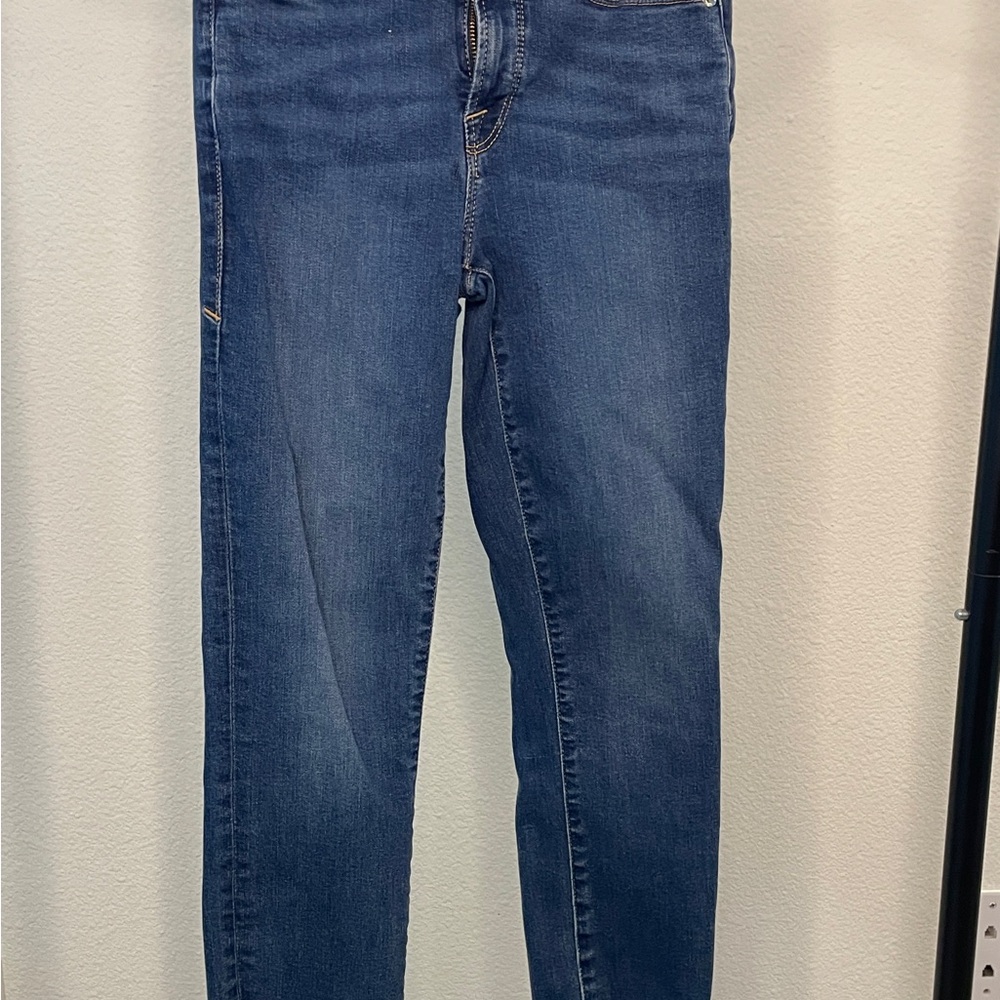 Good American Skinny Jeans in Medium Blue Wash